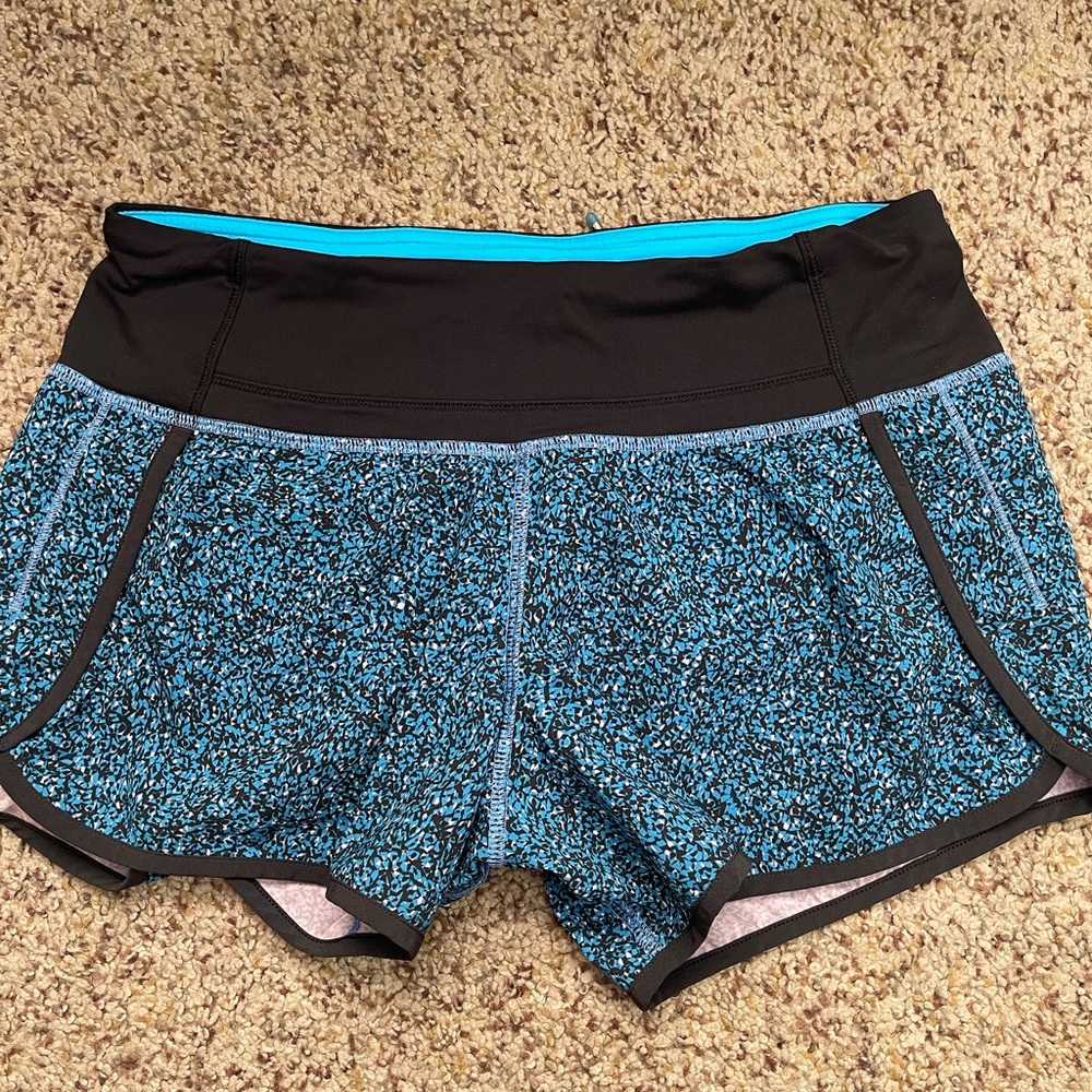 Lululemon Pebble Print Shorts size 4 approx. 4” inseam